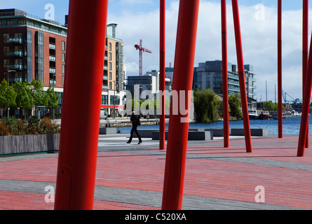 La sculpture moderne près du Grand Bassin du canal, la ville de Dublin, Irlande Banque D'Images