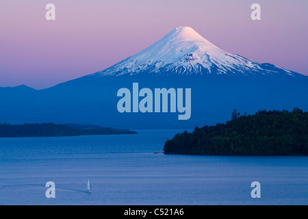 Volcan Osorno et le lac Llanquihue, Puerto Octay lake region, Chili, Amérique du Sud Banque D'Images