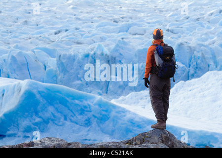 Woman standing in front of Glacier Grey, Parc National Torres del Paine, Chili, Amérique du Sud Banque D'Images