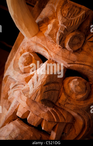 Masque en bois sculpté à la main de la créature cornue avec de grands crocs. A l'air inachevé. Banque D'Images