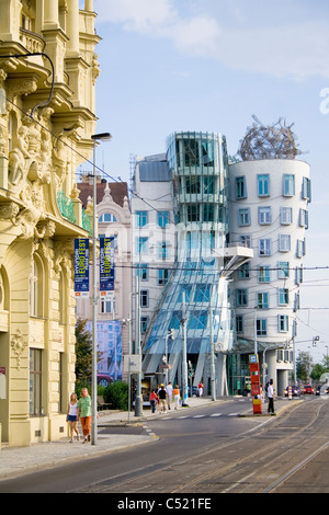 Contraste entre l'ancienne et la nouvelle architecture Maison Dansante, Fred et Ginger, conçu par Frank Gehry, Prague, République Tchèque, Europe Banque D'Images