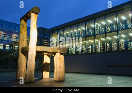 Sculpture, 'président-chaise vide', de l'Université Bauhaus de Weimar, en Thuringe, Allemagne, Europe Banque D'Images