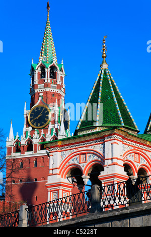 Porche de la cathédrale d'Intercession (St. Basilic) contre la tour Spassky de Moscou Kremlin à la Place Rouge. Moscou. La Russie. Banque D'Images