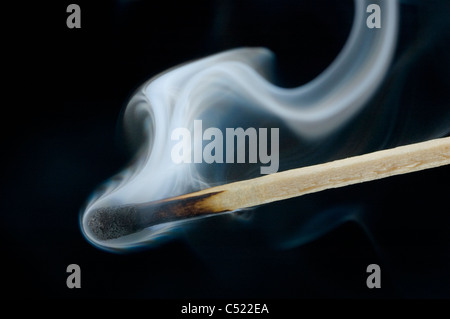 Un ménage ordinaire correspond à la sécurité - fumeurs, sur noir. Banque D'Images