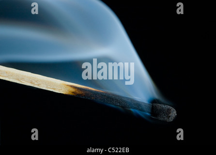 Un ménage ordinaire correspond à la sécurité - fumeurs, sur noir. Banque D'Images