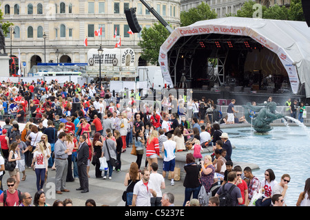 Une foule de rassemblement à Trafalgar Square Londres pour la fête du Canada Banque D'Images