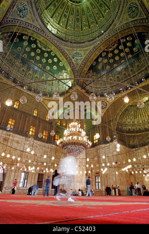 Les touristes visitant la mosquée de Mohammed Ali, également connu sous le nom de la mosquée d'Albâtre, à la Citadelle du Caire, Egypte Banque D'Images