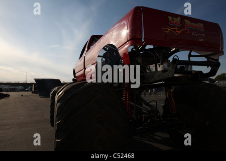 Monster truck au coucher du soleil Banque D'Images