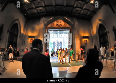 À l'intérieur de la Cathédrale St Patrick hall donnant sur statue d'Atlas, 5e Avenue, NYC, New York, USA, 2011 (objectif fisheye view) Banque D'Images