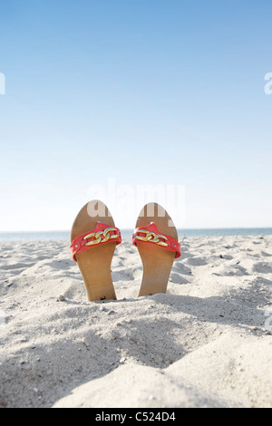 Tongs sur la plage, le sable, l'été, maison de vacances, style de vie, au bord de la mer Baltique, Lübeck, Schleswig-Holstein, Allemagne, Europe Banque D'Images