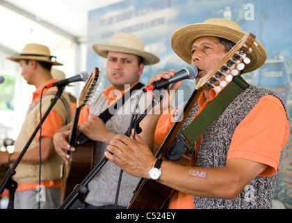 La musique folklorique colombienne groupe sur scène Banque D'Images