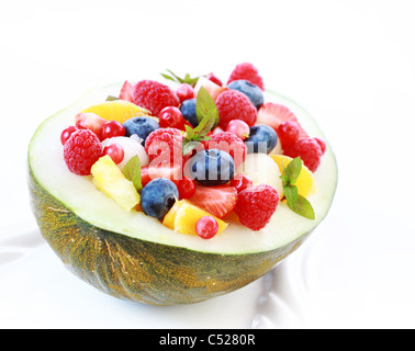 Salade de fruits frais délicieux servi dans un bol de melon en dessert Banque D'Images