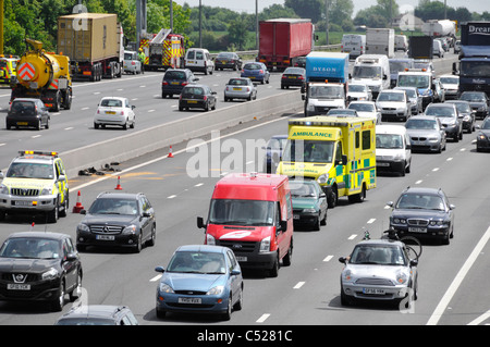Autoroute M25 services d'urgence pour assister à deux accidents sur l'autoroute, en face de l'arrivée d'ambulance Banque D'Images