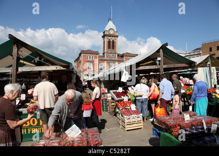 L'achat local les acheteurs de fruits et légumes à un marché à Chesterfield, Angleterre, Royaume-Uni Banque D'Images