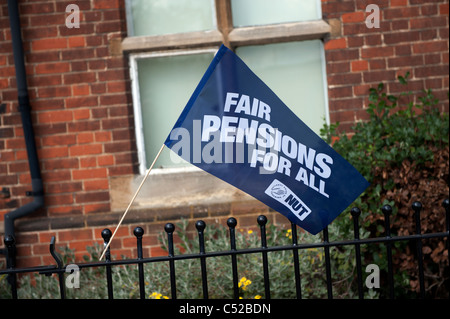 Cambridge, Angleterre. 30 juin 2011. Grève du secteur public et journée de protestation contre le projet de coupes dans les retraites,Hills Road, Cambridge. Banque D'Images