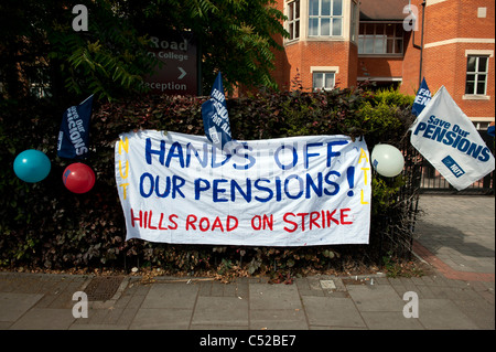 Cambridge, Angleterre. 30 juin 2011. Grève du secteur public et journée de protestation contre le projet de coupes dans les retraites,Hills Road, Cambridge. Banque D'Images