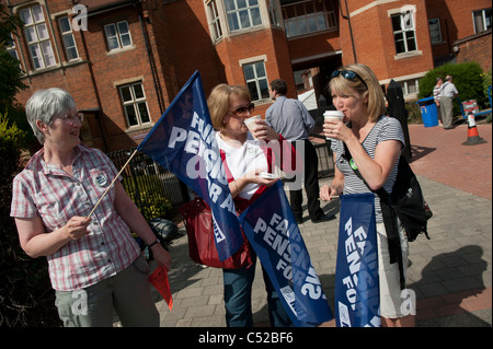 Cambridge, Angleterre. 30 juin 2011. Grève du secteur public et journée de protestation contre le projet de coupes dans les retraites,Hills Road, Cambridge. Banque D'Images