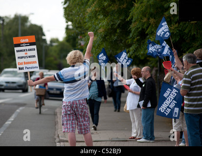 Cambridge, Angleterre. 30 juin 2011. Grève du secteur public et journée de protestation contre le projet de coupes dans les retraites,Hills Road, Cambridge. Banque D'Images