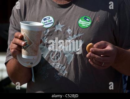 Cambridge, Angleterre. 30 juin 2011. Grève du secteur public et journée de protestation contre le projet de coupes dans les retraites,Hills Road, Cambridge. Banque D'Images