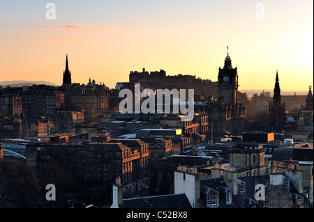 Vue sur Édimbourg depuis Calton Hill au coucher du soleil Banque D'Images