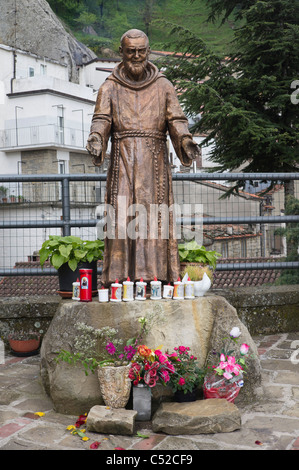 Statue de Padre Pio (Saint Pio) d Petrelciena, dans la ville de Pietrapertosa, Basilicate Banque D'Images