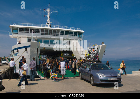 Le déchargement au port de ferry de Supetar sur l'île de Brac en Dalmatie Croatie Europe Banque D'Images