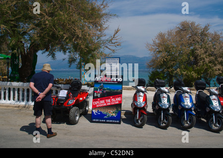 Location de scooter et quad lieu Supetar sur l'île de Brac en Dalmatie Croatie Europe Banque D'Images