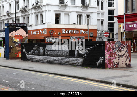 Adorining Graffiti murs dans Stevenson Square dans le nord du quart à Manchester Banque D'Images