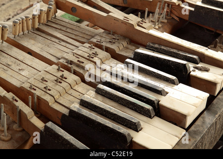 Vieux piano close up Banque D'Images