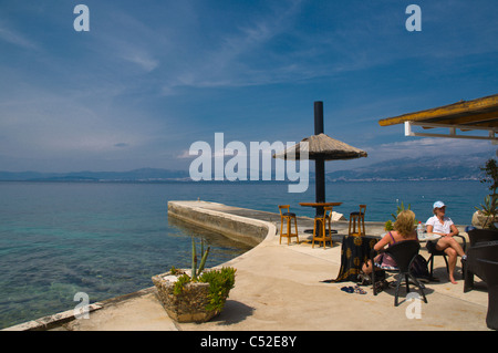 Terrasse de restaurant près de Supetar sur l'île de Brac en Dalmatie Croatie Europe Banque D'Images