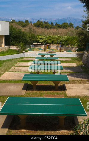 Tables de ping-pong Salbunje peninsula Supetar sur l'île de Brac en Dalmatie Croatie Europe Banque D'Images