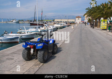 Quad Supetar sur l'île de Brac en Dalmatie Croatie Europe Banque D'Images