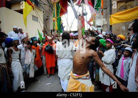 L'auto-mortification soufi pratiques exemplaires lors de l'assemblée 'urs (anniversaire de décès) du saint Soufi Moinuddin Chisti à Ajmer, Inde. Banque D'Images