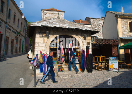 Boutique de souvenirs Kujundziluk principale rue piétonne de la ville de Mostar en Bosnie-Herzégovine Europe Banque D'Images