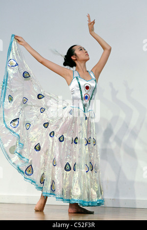 Chinese girl dancing in peacock dress Banque D'Images