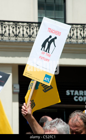 Les travailleurs du secteur public mars à Londres pour protester contre les changements apportés par le gouvernement aux pensions. Banque D'Images