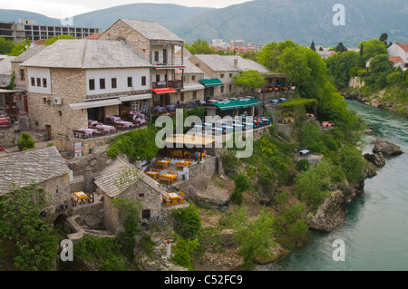 Vues Neretva Riverside à Stari Grad la vieille ville centre-ville de Mostar Bosnie-herzégovine Europe Banque D'Images