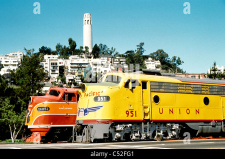 Vintage Union Pacific locomotives en exposition à San Francisco ci-dessous Coit Tower Telegraph Hill San Francisco Banque D'Images