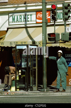 Drunk man sitting poubelle 6ème Street San Francisco tout en ghetto angry man in hard hat vêtements de travail fixe Banque D'Images