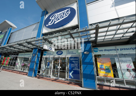 La devanture de la pharmacie bottes sur un retail park, Manchester. (Usage éditorial uniquement). Banque D'Images