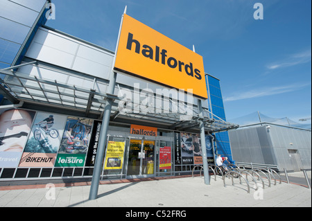 La devanture de la pièces de voiture, voiture et amélioration Bicycle Retailer Halfords sur un parc de vente au détail. (Usage éditorial uniquement). Banque D'Images