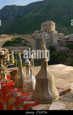 Souvenirs avec Stari Most l'ancien pont de Mostar fond ville Bosnie-herzégovine Europe Banque D'Images