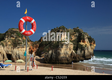 Des pierres à Praia dos Tres Irmaos près de Alvor Algarve Portugal Banque D'Images