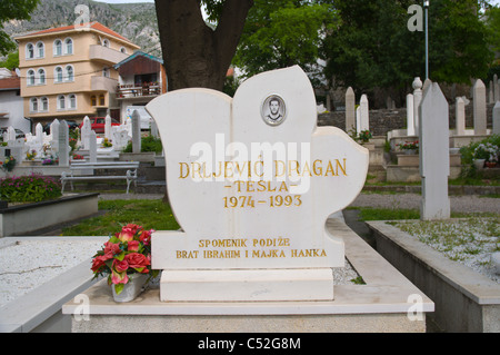 Tombe d'un jeune homme qui est mort pendant la guerre de 1990 dans le cimetière musulman de la ville de Mostar en Bosnie-Herzégovine Europe Banque D'Images