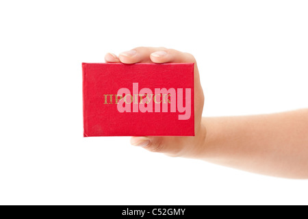 Carte rouge dans les mains du Caucase isolé sur fond blanc. Texte en Russie. Un petit livre rouge avec le mot 'pass' en elle. Banque D'Images