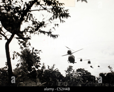 Hélicoptères Huey approchant la zone d'atterrissage dans la jungle au nord de Bien Hoa 21 septembre 1965. Guerre du Vietnam UH-1D Banque D'Images