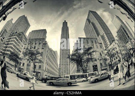 La Rockefeller Plaza avec GE Building, de l'ensemble de la Cinquième Avenue, New York, USA, 2011, vintage teinte (180 degré objectif fisheye view) Banque D'Images