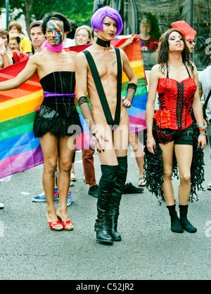 Légèrement vêtues colorés à caractères London's Gay Pride 41 ans. Défilé anniversaire - London 2nd.Juillet 2011, England, UK Banque D'Images
