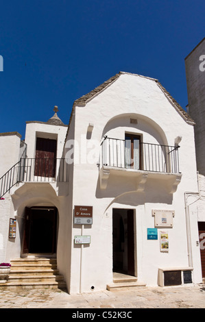 Alberobello, dans les Pouilles. Casa d'Amore abrite une galerie d'art et des informations touristiques. Banque D'Images