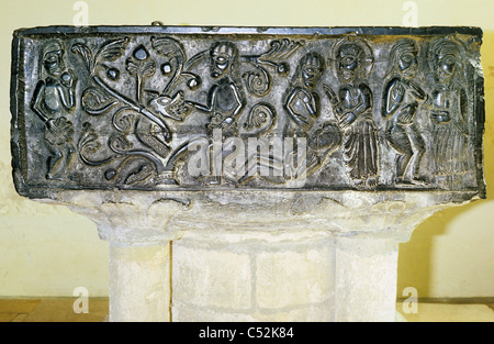 East Meon, Hampshire, noir Tournai en Norman Font, face nord, la tentation d'Adam et Eve et la création Banque D'Images